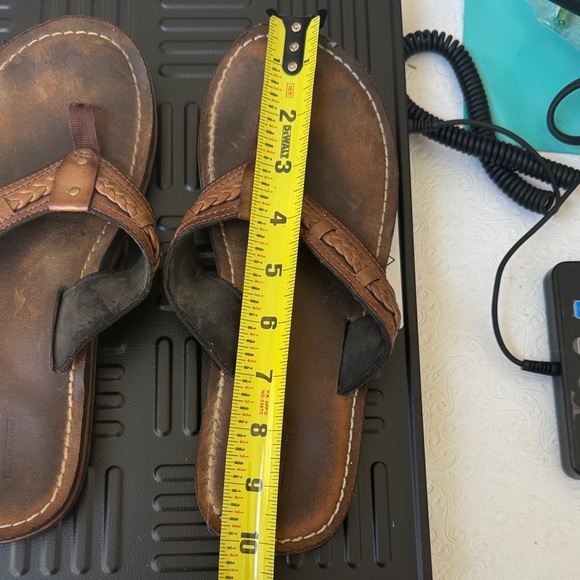 Clarks Tan and Black Woman’s  Flip-Flops - Picture 6 of 7